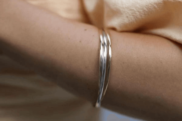 What is the meaning behind Russian bangles?